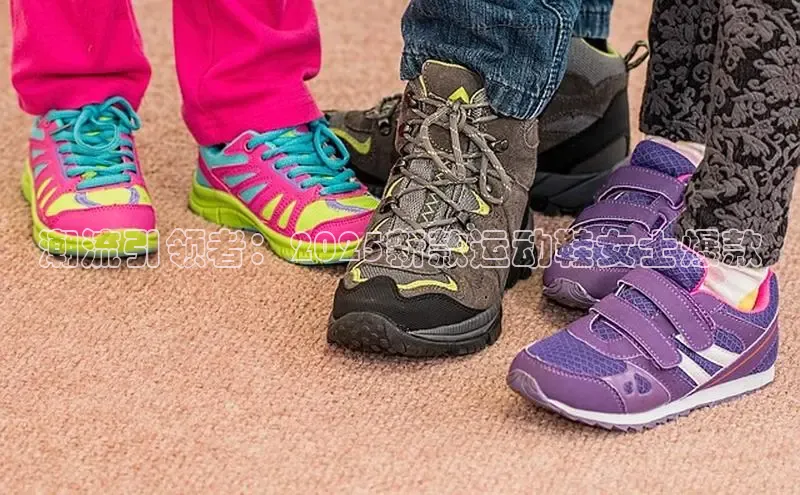 潮流引领者：2025新款运动鞋女士爆款